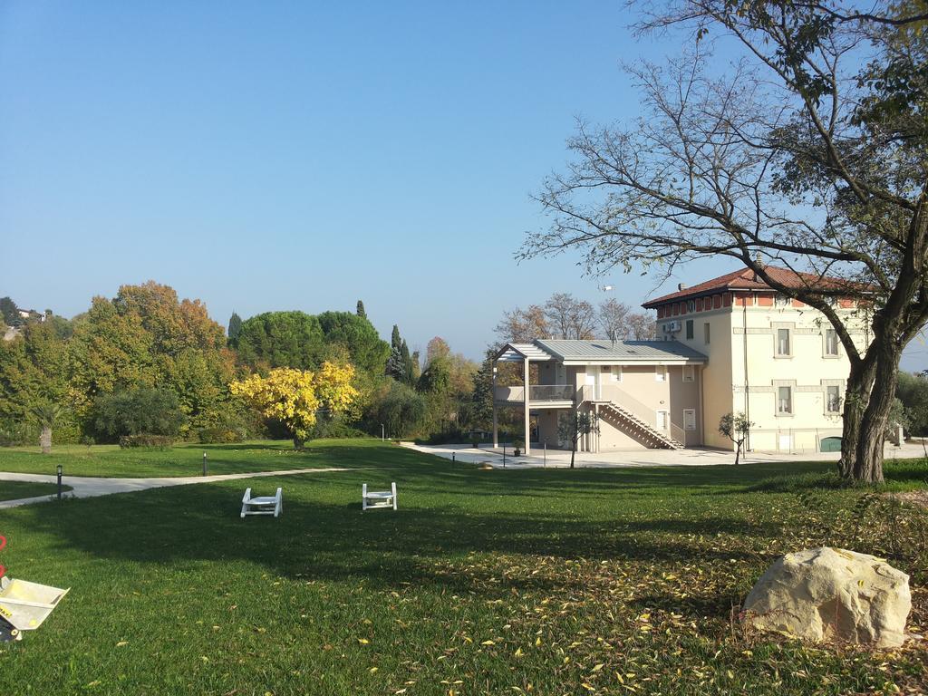 Villaggio Esmera ديسينسانو ديل غاردا المظهر الخارجي الصورة